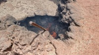 ...ein Feuer entz&uuml;ndet, indem er das Reisig einfach in ein Loch im Boden h&auml;t.
